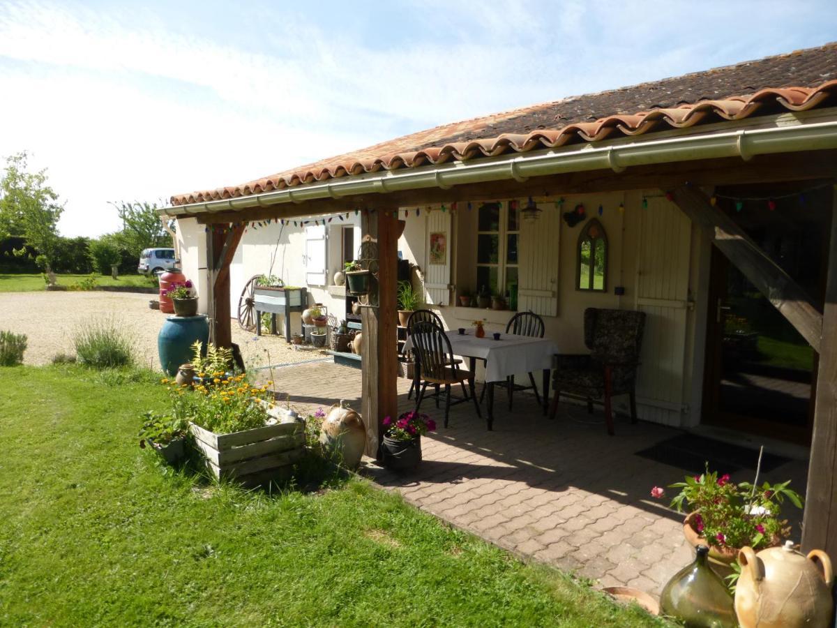 Bed and Breakfast Chez Kate Charroux  Esterno foto