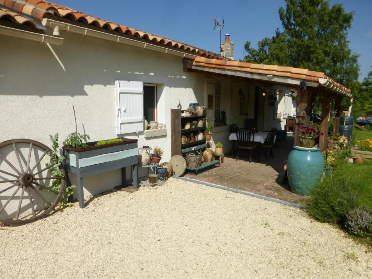Bed and Breakfast Chez Kate Charroux  Esterno foto